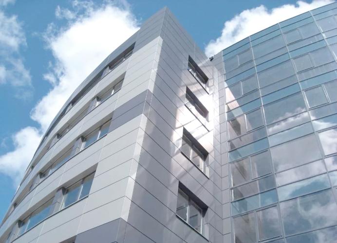 铝塑复合板:一种多功能的建筑装饰材料